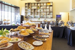 Free daily buffet breakfast  - Sunsol Unik Luxury Hotel (Aguirre)