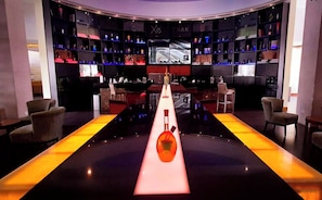 2 bars, un lounge al vestíbul i un bar al terrat