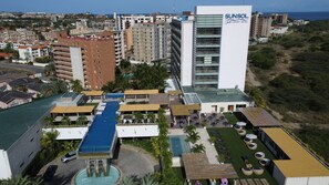Vista frontal de la propiedad