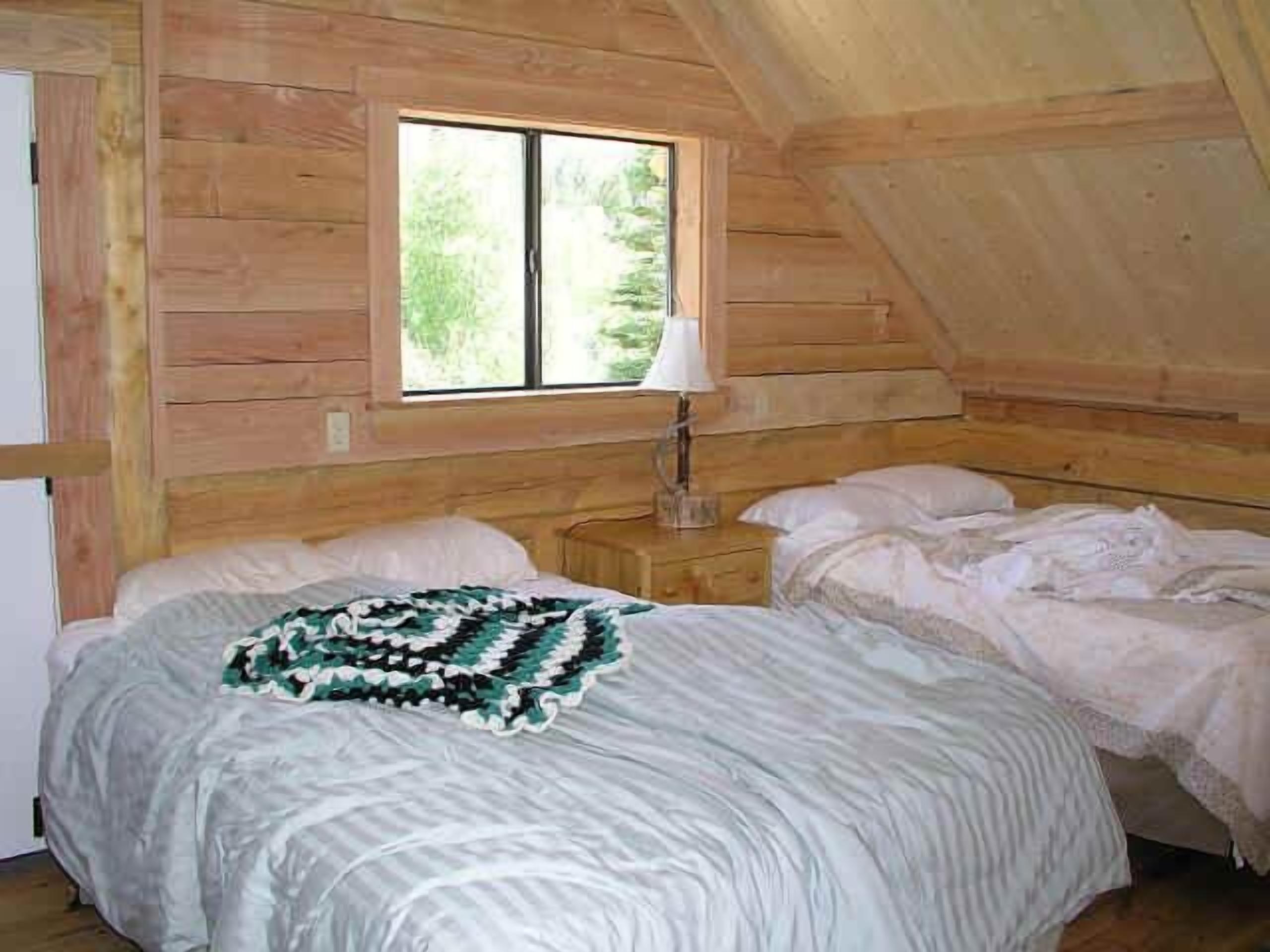 Traditional Cabin, 2 Bedrooms, 2 Bathrooms, Mountain View (River Access) | Living area