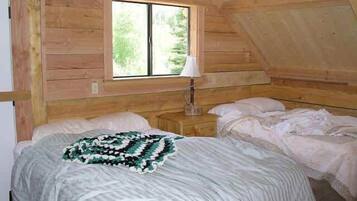Traditional Cabin, 2 Bedrooms, 2 Bathrooms, Mountain View (River Access) | Living area