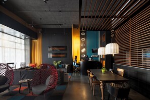 Reception - Alt Hotel Winnipeg (Winnipeg)
