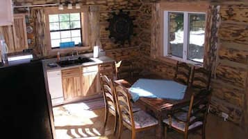 Deluxe Cabin, 2 Bedrooms, 2 Bathrooms, River View | In-room dining