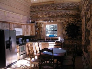 Chalet rustique Deluxe, 2 chambres, 2 salles de bains, vue sur le fleuve | Cuisine privée | Réfrigérateur, four à micro-ondes, cafetiÚre-théiÚre