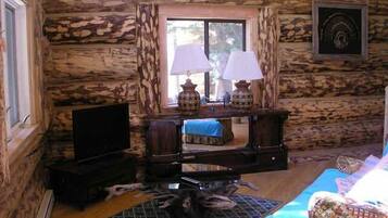 Kabin Deluks, 2 kamar tidur, 2 kamar mandi, pemandangan sungai | Ruang keluarga | TV
