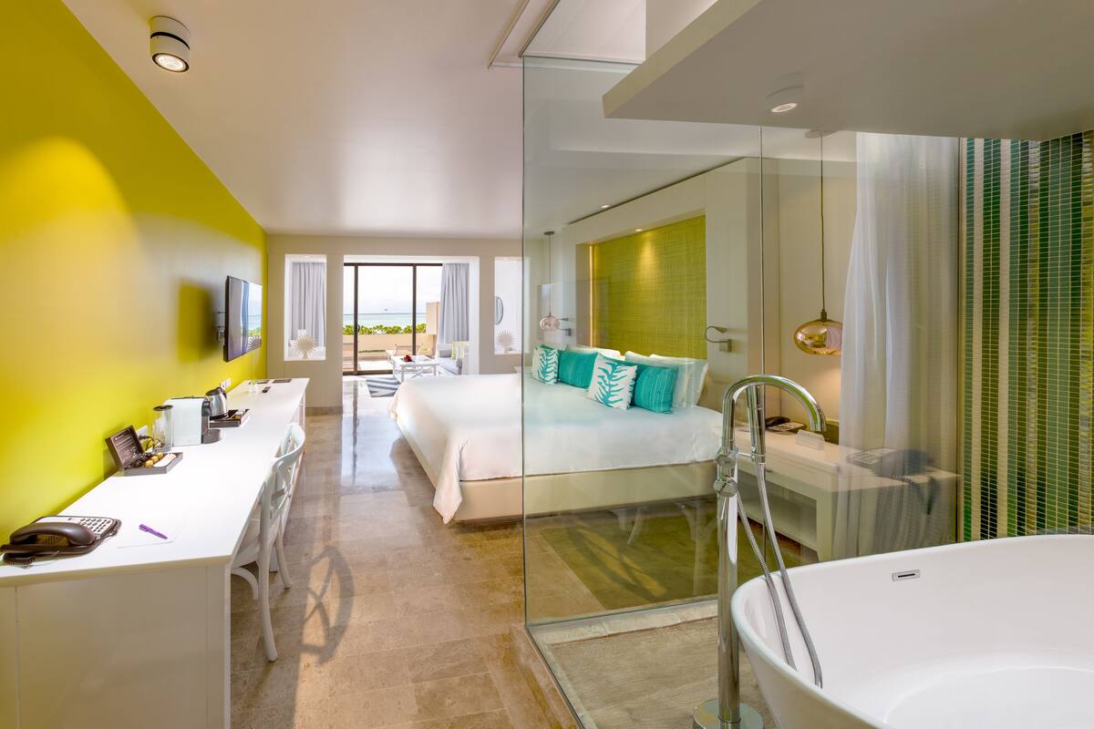 THE RESERVE Luxury Junior Suite Lagoon View | Seprai premium, minibar gratis, brankas, dan meja kerja