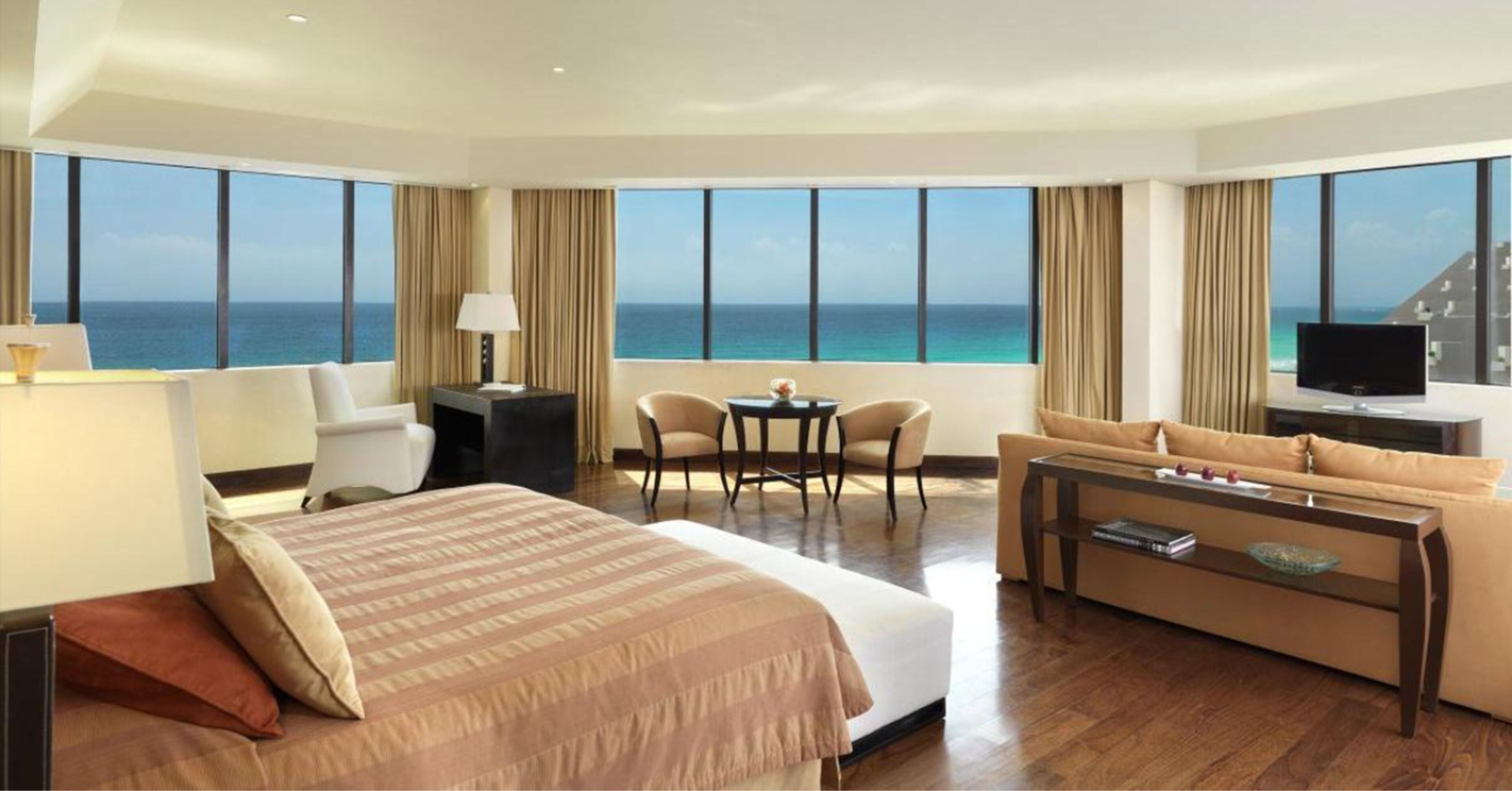 THE RESERVE Presidential Suite | Premium bedding, free minibar, in-room safe, desk