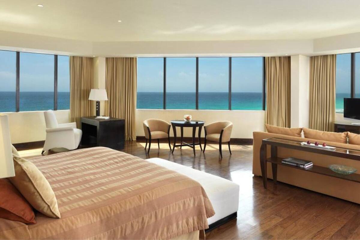 THE RESERVE Presidential Suite | Seprai premium, minibar gratis, brankas, dan meja kerja