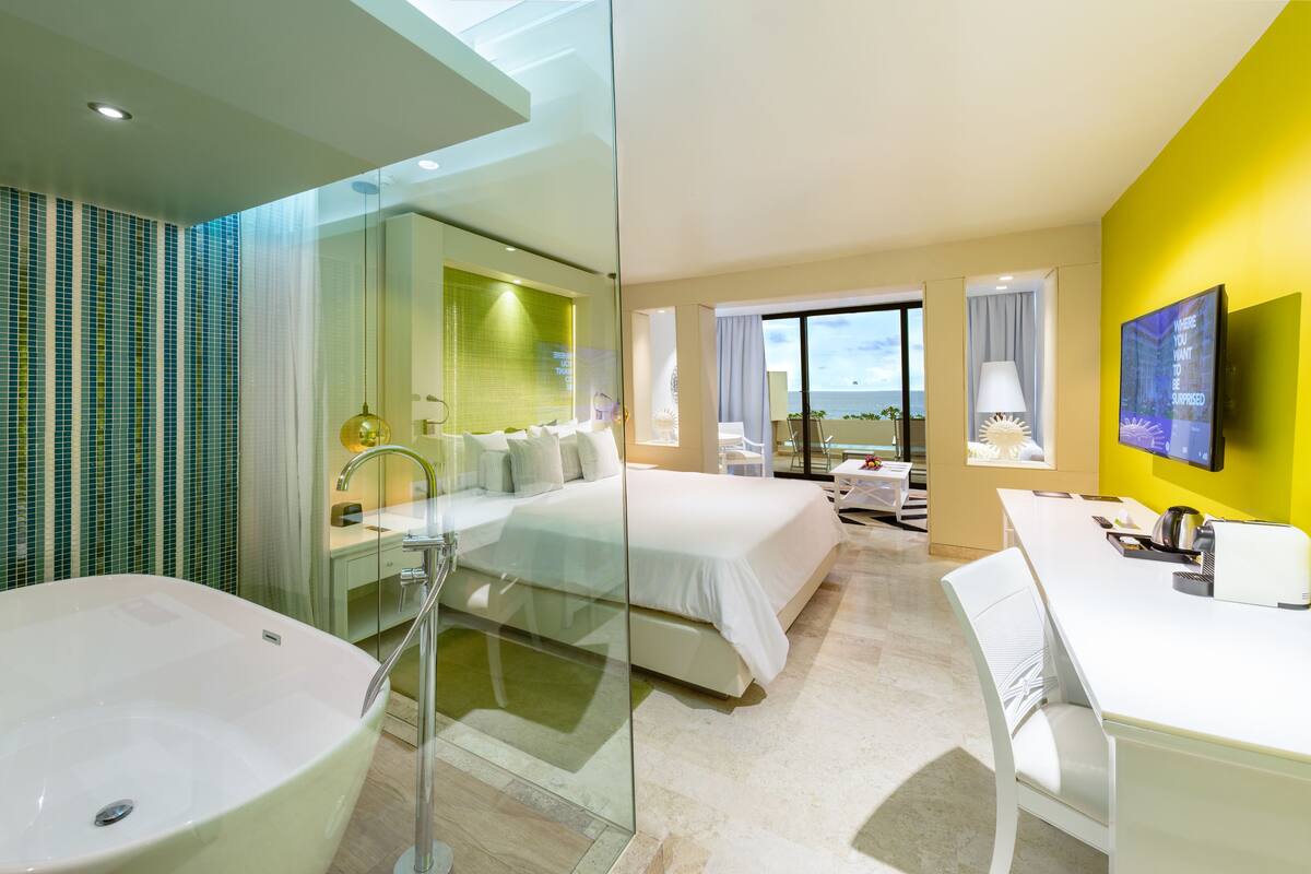 THE RESERVE Luxury Junior Suite Ocean View | Seprai premium, minibar gratis, brankas, dan meja kerja