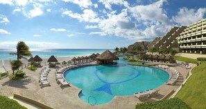 3 kolam renang outdoor, dengan cabana gratis dan kursi berjemur