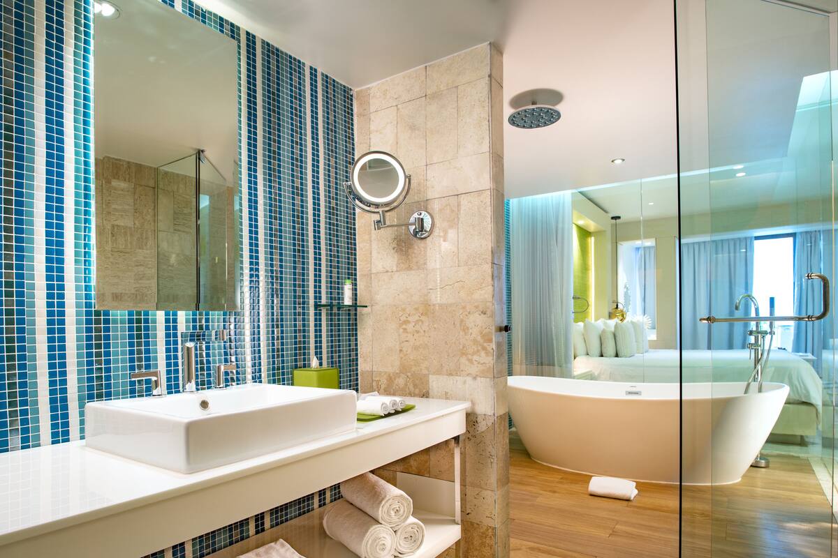 Seprai premium, minibar gratis, brankas, dan meja kerja