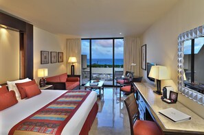 Seprai premium, minibar gratis, brankas, dan meja kerja