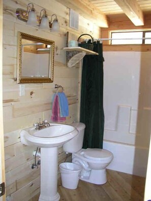Deluxe-Ferienhütte, 2 Schlafzimmer, 2 Bäder, Flussblick | Badezimmer