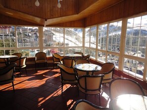 朝食、ランチ、ディナーに営業 (郷土料理)