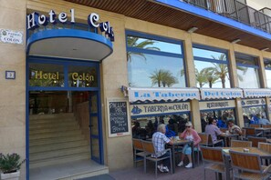 Outdoor dining - Hotel Colon (Benidorm)