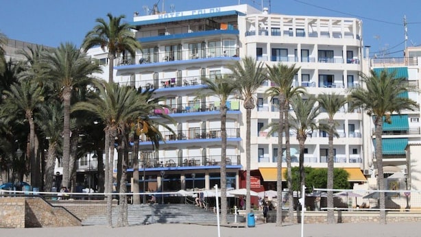 A multi-story hotel with balconies, palm trees, and a beachside location. - Hotel Colon (Benidorm)