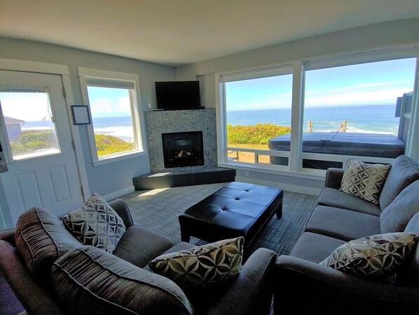 Deluxe Suite, 2 Bedrooms, Hot Tub, Oceanfront (Access via Stairs) | Living area