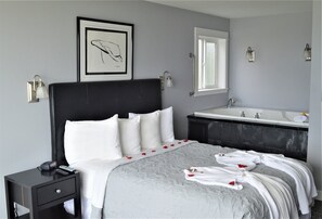 Romantic Room, 1 Queen Bed, HOT TUB, Oceanfront (Access via Stairs)