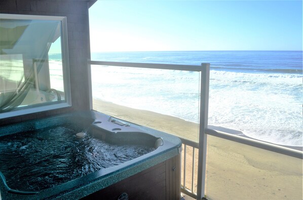 Luxury Suite, 2 Bedrooms, Hot Tub, Oceanfront (Access via Stairs) | Private spa tub - Nelscott Manor (Lincoln City)