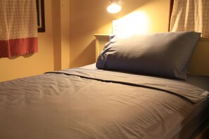 Desk, rollaway beds, free WiFi, bed sheets - INA House (Chiang Mai)