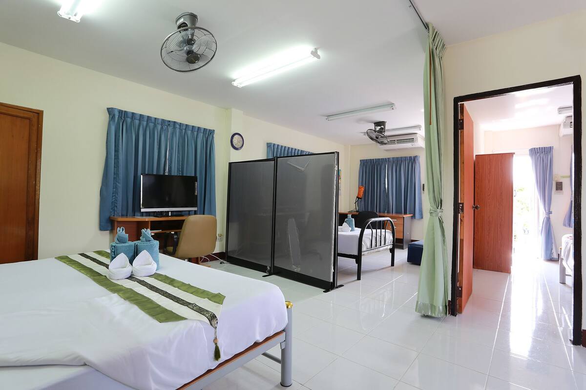 Une chambre d’hôtel équipée d’un lit, d’une télévision, d’un bureau et d’une chaise.