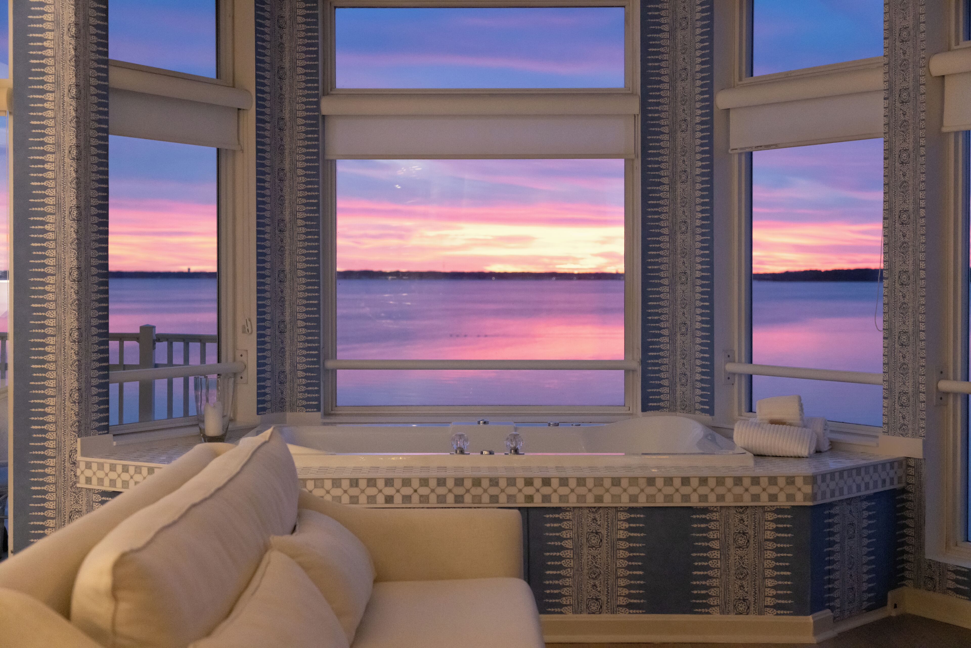 Suite de lujo, chimenea, vista a la bahía (Jacuzzi Bali) | Tina de hidromasaje
