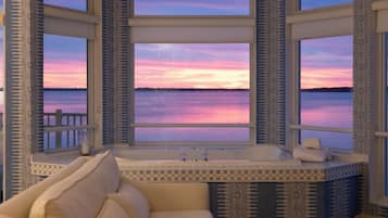 Suite de lujo, chimenea, vista a la bahía (Jacuzzi Bali) | Tina de hidromasaje