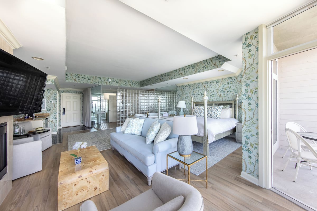 Luxury Suite, 1 King Bed, Fireplace, Bay View (Jacuzzi Michelle) | 1 bedroom, Frette Italian sheets, premium bedding, down duvets