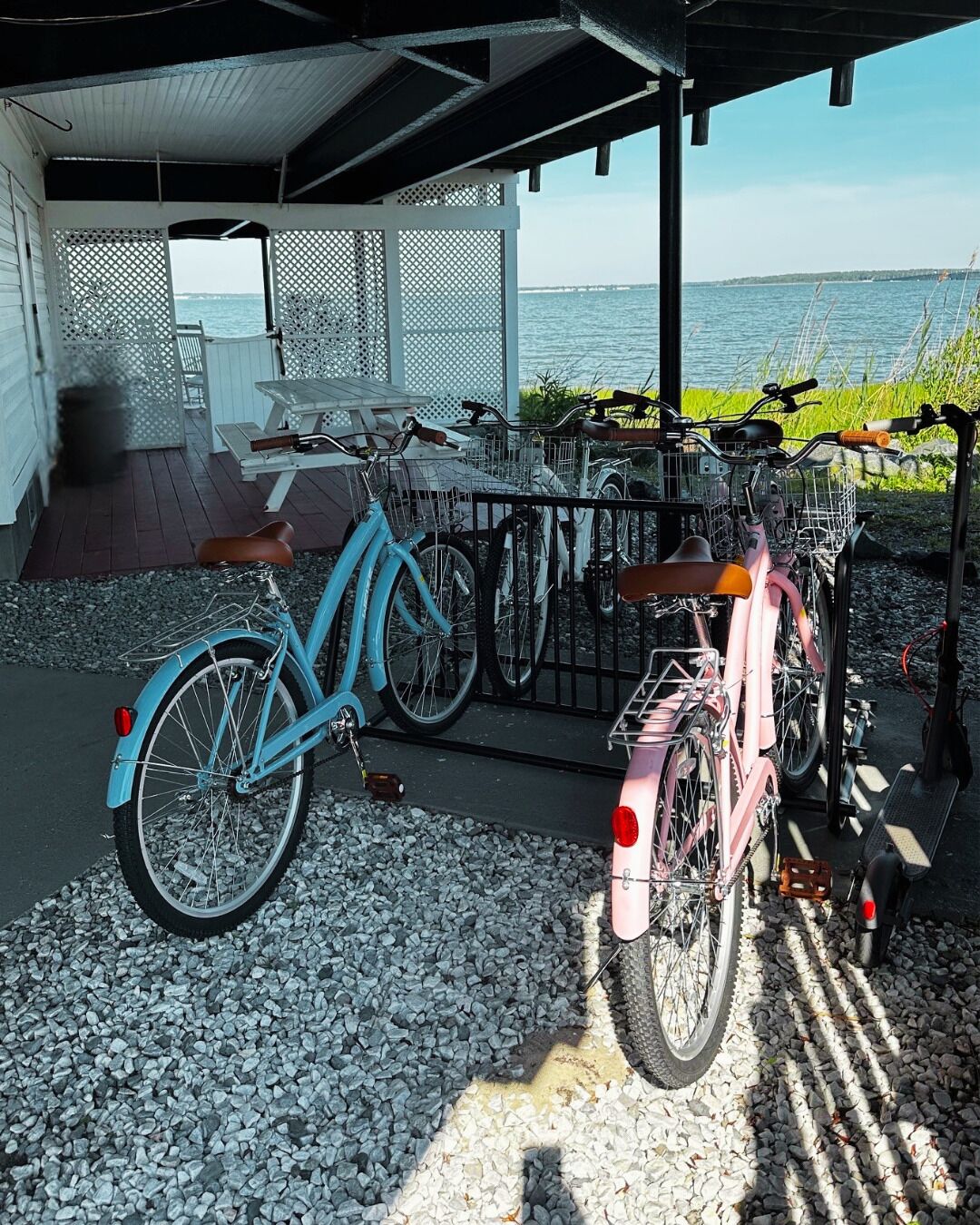 Un espacio al aire libre cubierto con bicicletas, una mesa y sillas.