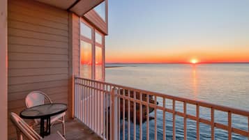 Luxe suite, 1 kingsize bed, open haard, uitzicht op de baai (Jacuzzi Michelle) | Terras