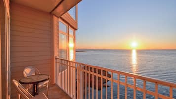 Suite Luxe, 1 trÚs grand lit, cheminée, vue baie (Jacuzzi NO.9) | Terrasse/Patio