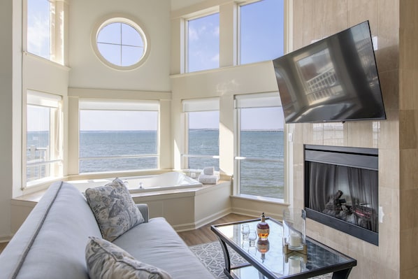 Luxury-Suite, 1 Queen-Bett, Kamin, Buchtblick (Jacuzzi Left Bank) | Wohnbereich