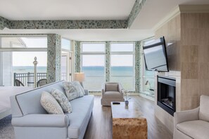 Suite de lujo, 1 cama de matrimonio grande, chimenea, vistas a la bahía (Jacuzzi Michelle) | Zona de estar | Una televisión de pantalla plana, una chimenea