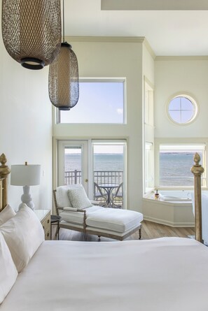 Luxury Suite, 1 Queen Bed, Fireplace, Bay View (Jacuzzi Left Bank)