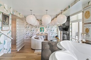 Luksussuite, 1 kingsize-seng, peis, utsikt mot bukt (Jacuzzi Contemporary) | Italienske Frette-laken, sengetøy av topp kvalitet og dundyner
