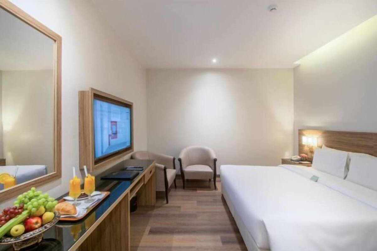 Minibar, in-room safe, iron/ironing board, Internet