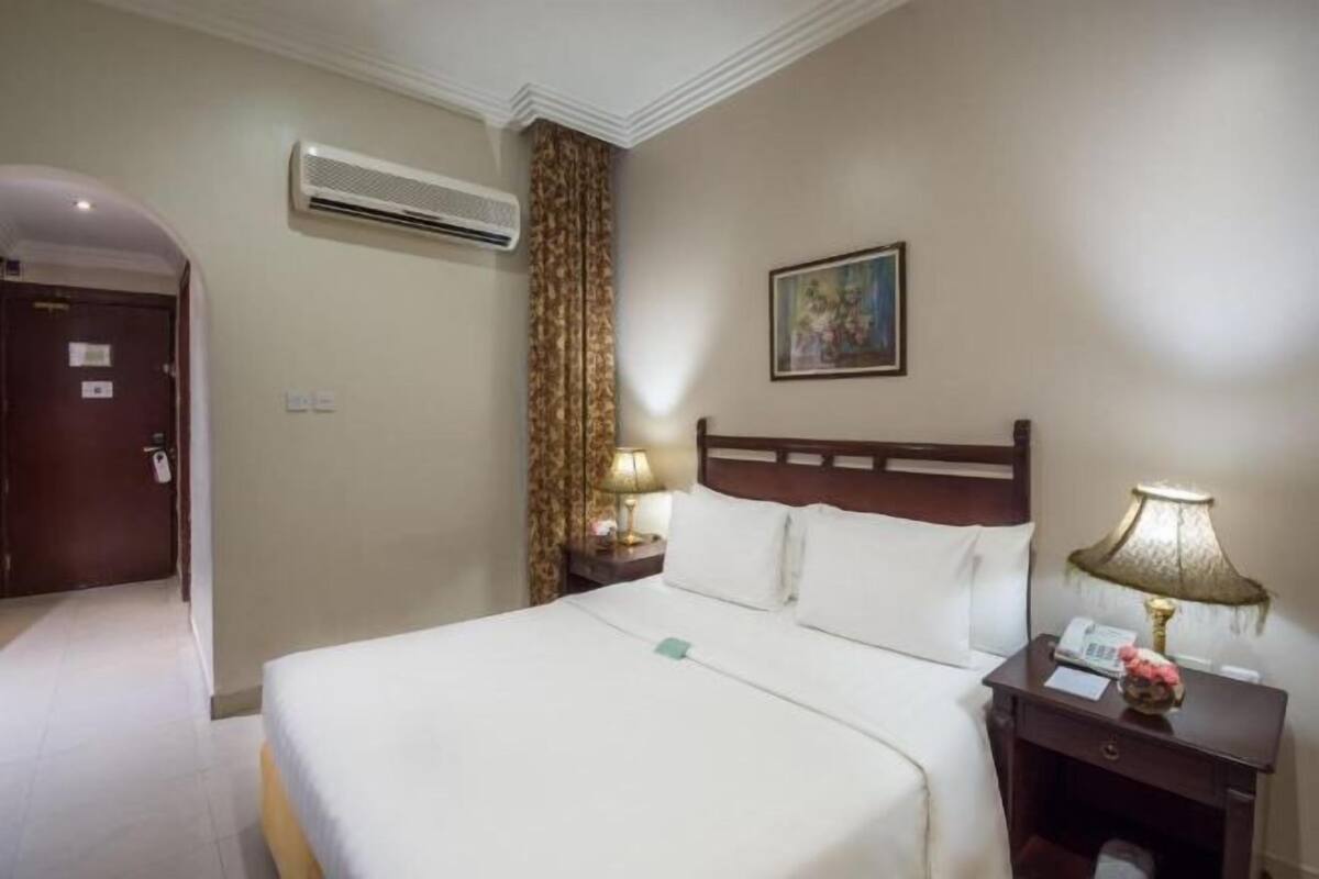 Minibar, in-room safe, iron/ironing board, Internet
