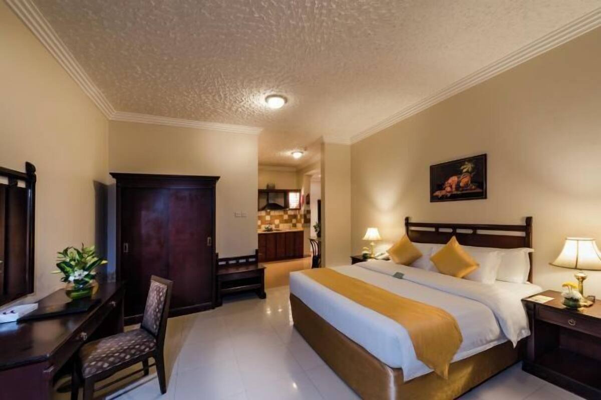 Minibar, in-room safe, iron/ironing board, Internet