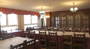 Serveert ontbijt, lunch en diner