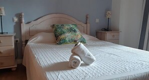 Apartment, 2 Schlafzimmer, Terrasse (Planta Baja A-239) | 2 Schlafzimmer, Bügeleisen/Bügelbrett, kostenlose Babybetten