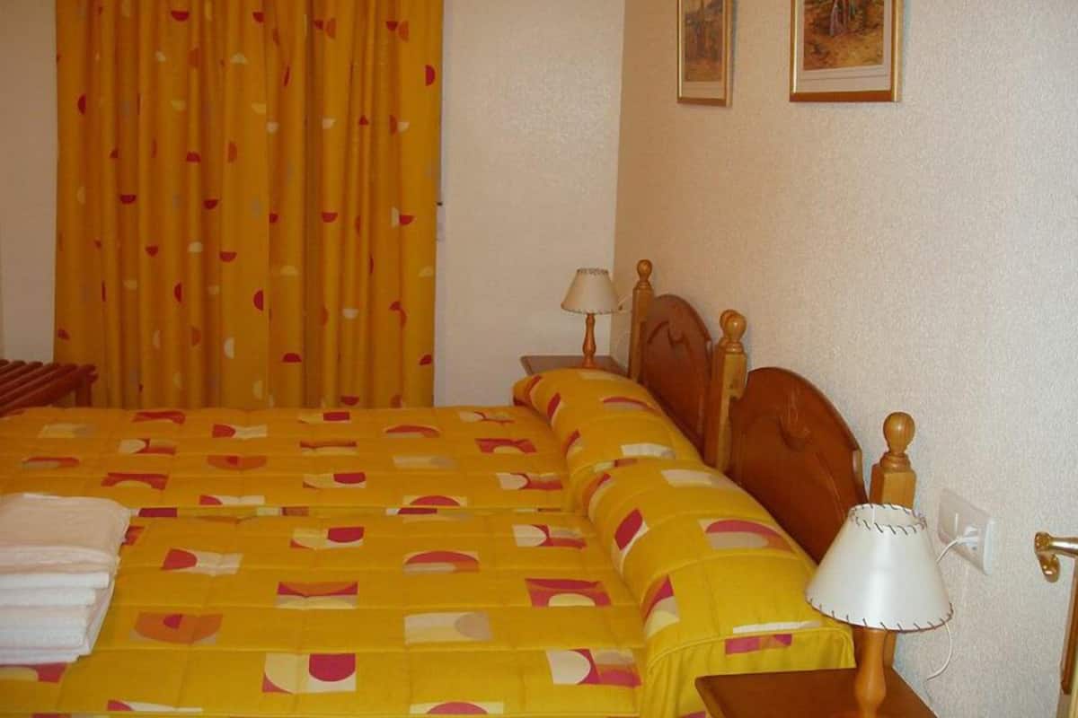 Leilighet, 3 soverom, terrasse | 1 soverom, sengetøy av topp kvalitet, strykejern/-brett og barnesenger