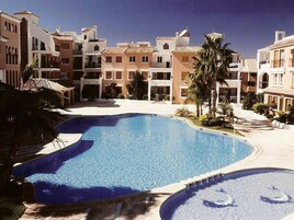 Una piscina cubierta, una piscina al aire libre