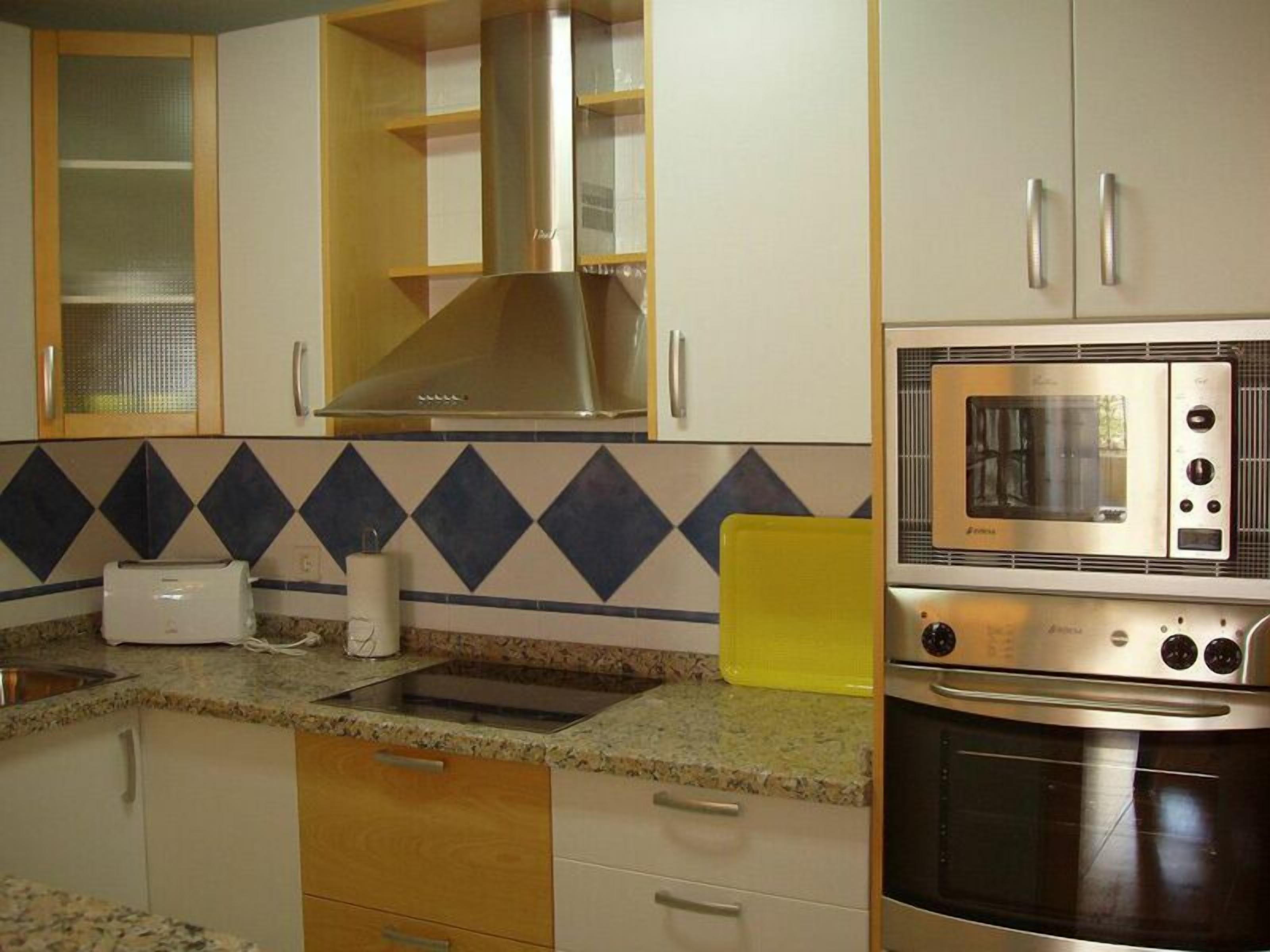 Apartment, 3 Bedrooms, Terrace | Private kitchen | Fridge, microwave, oven, stovetop