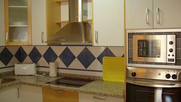 Apartment, 3 Bedrooms, Terrace | Private kitchen | Fridge, microwave, oven, stovetop