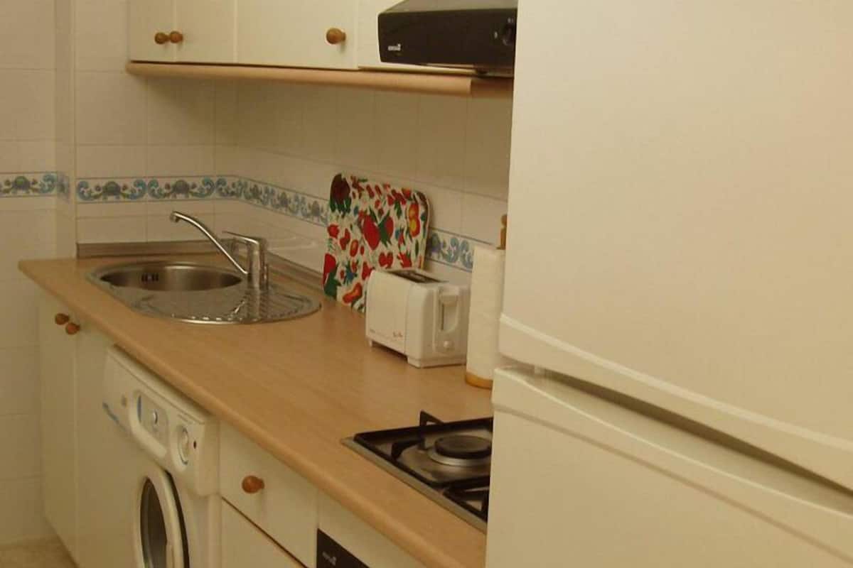 Apartment, 2 Bedrooms, Terrace | Dapur peribadi | Peti sejuk/penyejuk beku saiz penuh, ketuhar gelombang mikro, ketuhar