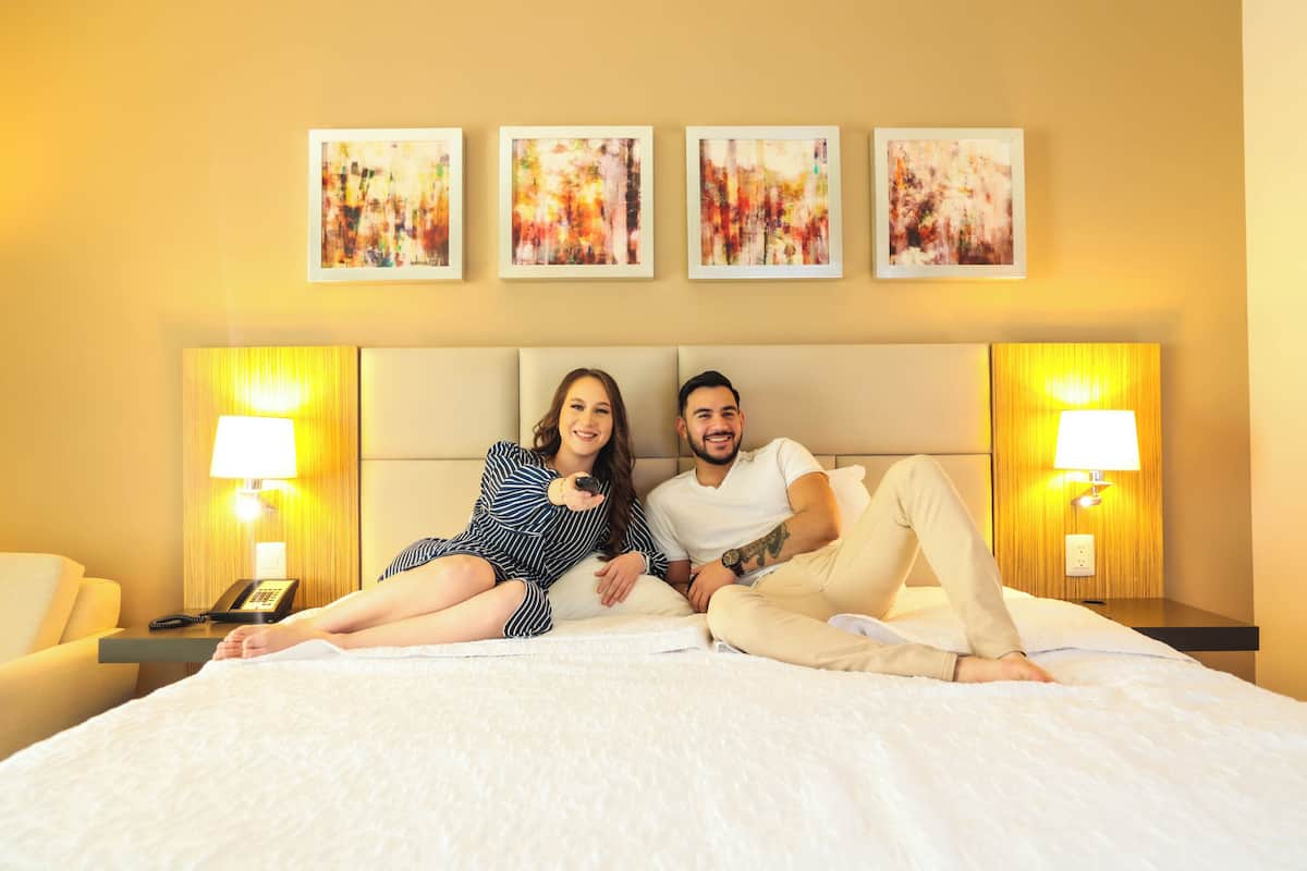 Habitación, 1 cama King size, para no fumadores | Caja de seguridad en la habitación y insonorización