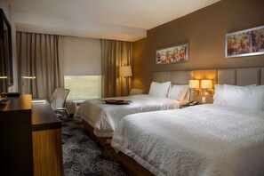 Kamer, 2 queensize bedden, niet-roken, koelkast | Een kluis op de kamer, geluiddichte muren, een strijkplank/strijkijzer