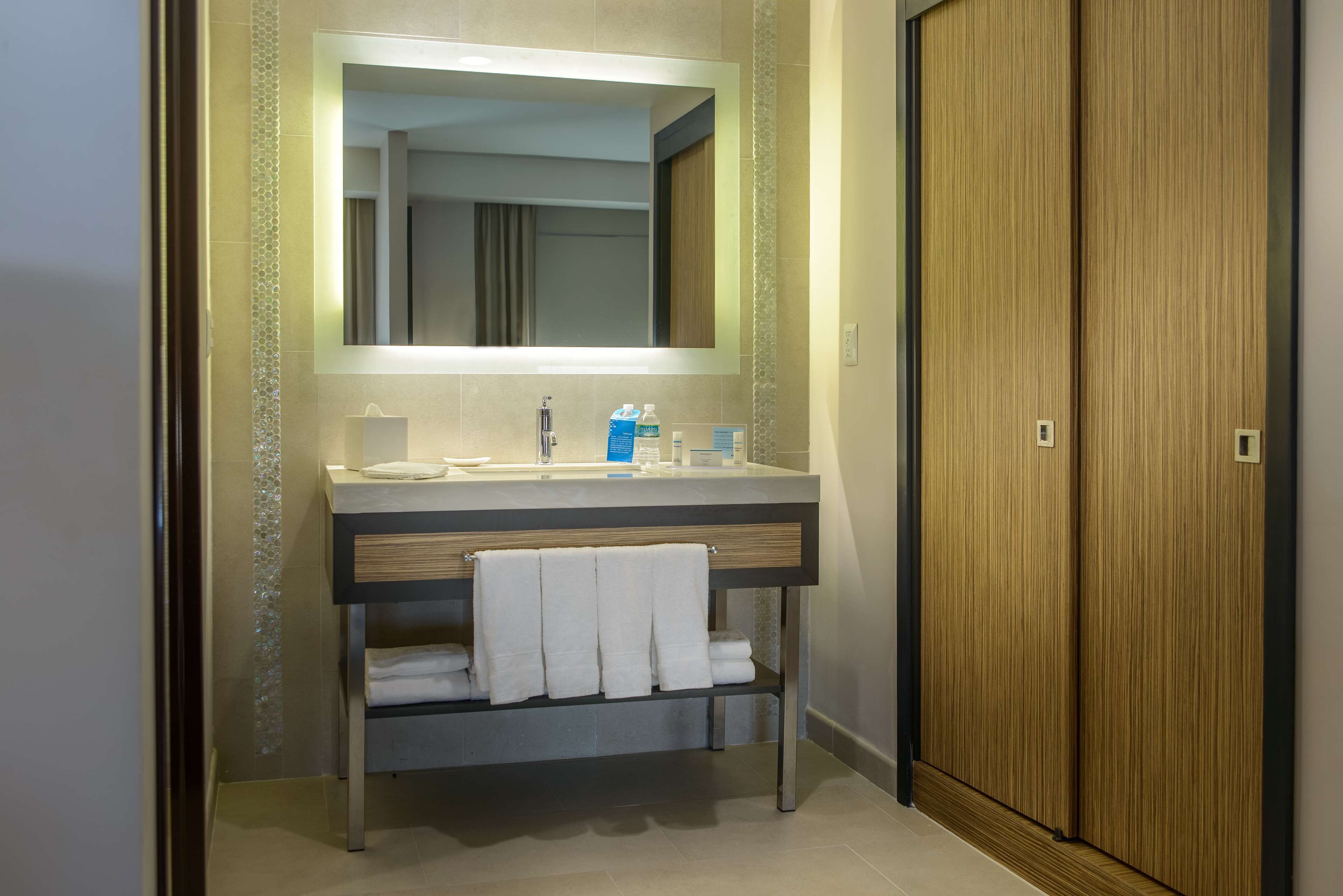 studio, 1 king bed, non smoking | bathroom | shower, free toiletries, hair dryer, towels