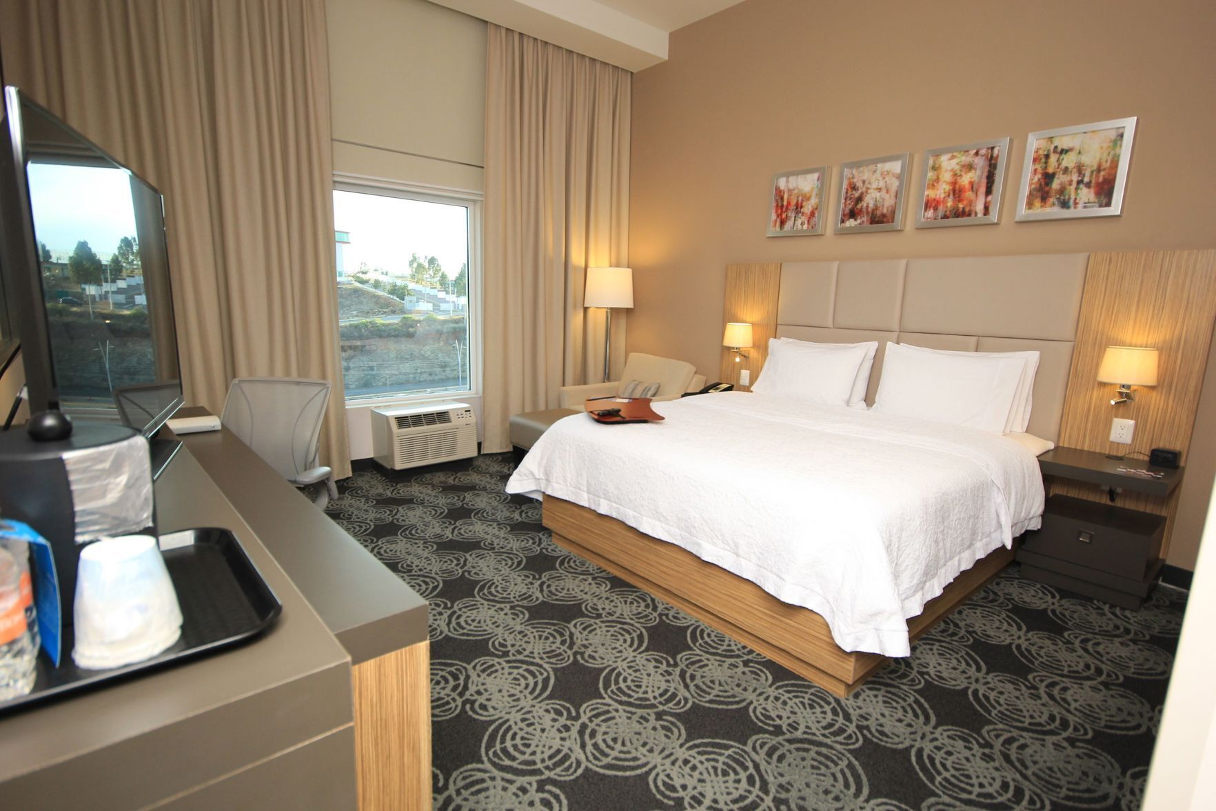 Een kluis op de kamer, geluiddichte muren, een strijkplank/strijkijzer