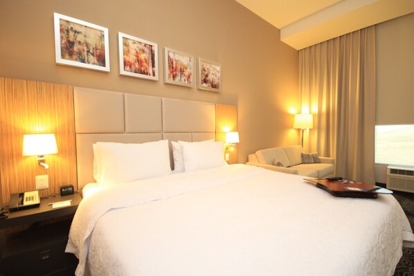 Room, 1 King Bed, Non Smoking | In-room safe, soundproofing, iron/ironing board, free WiFi - Hampton Inn by Hilton Zacatecas (Zacatecas)